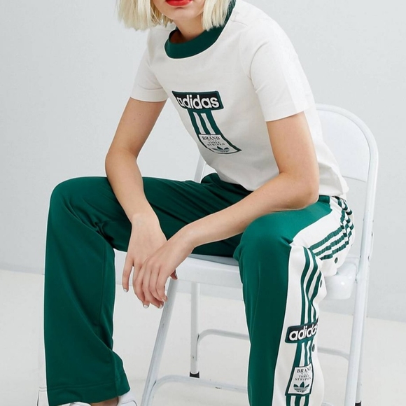 adidas Originals shortsleeve T-Shirt with Vintage Logo in off-white + green - Picture 5 of 11